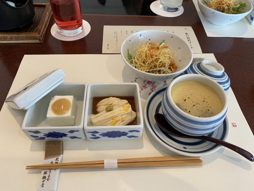 左が小鉢二種のお豆腐と湯葉
右手前は茶碗蒸し 玉ねぎのすり流し
右奥が桜海老の豆腐サラダ